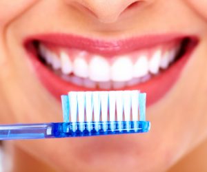 ¿Cuál es la forma correcta de cepillar los dientes?